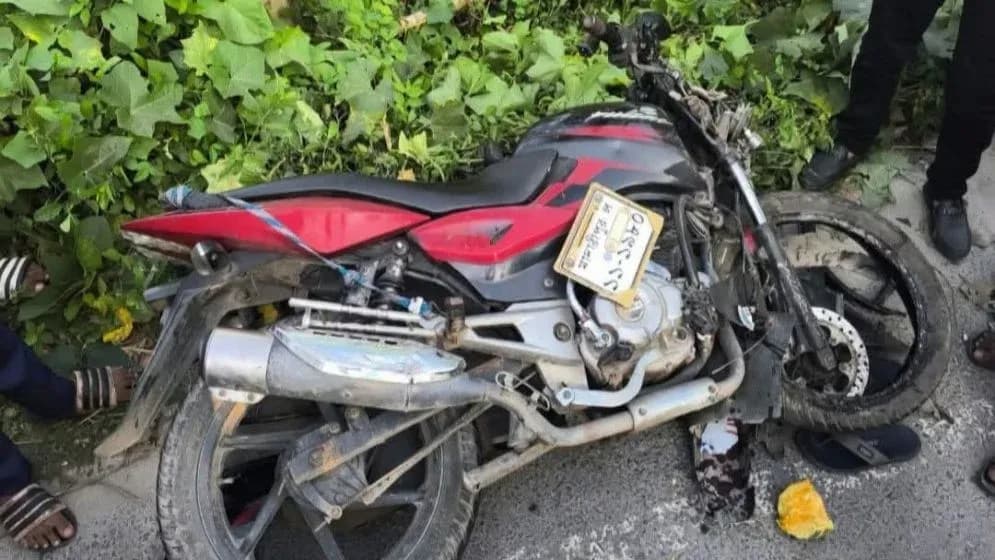 স্ত্রীকে নিয়ে মোটরসাইকেলে ঘুরতে গিয়ে প্রাণ গেল যুবকের, আহত স্ত্রী
