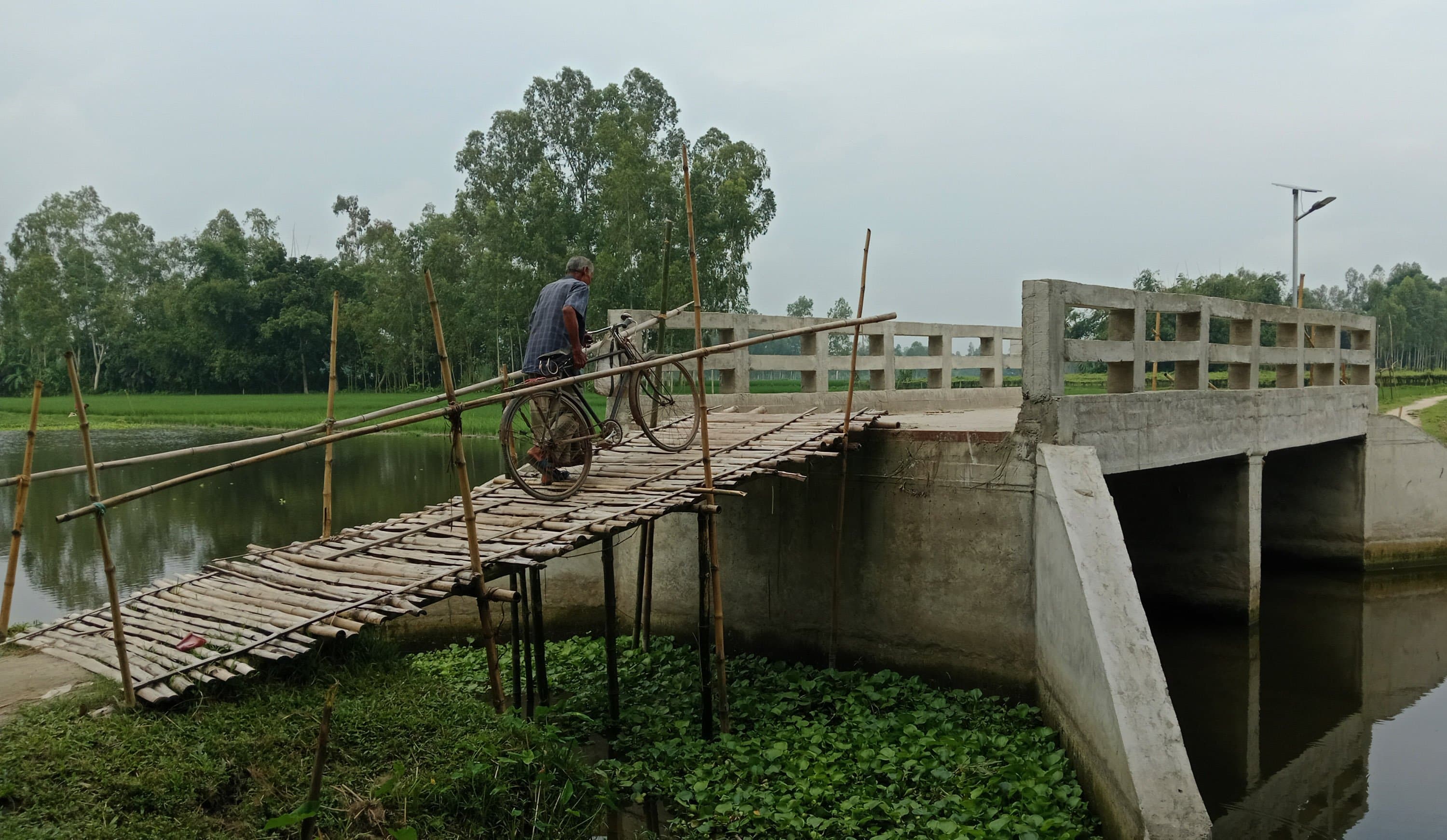 সেতু আছে, সড়ক নেই: দুই পাড়ে বাঁশের সাঁকো, ১০ গ্রামের মানুষের দুর্ভোগ