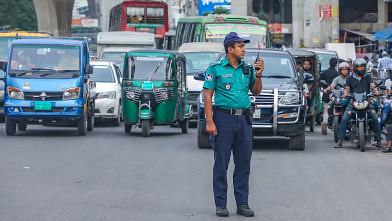সার্জেন্টকে চাপা দিয়ে পা ভেঙে দিল বাস চালক