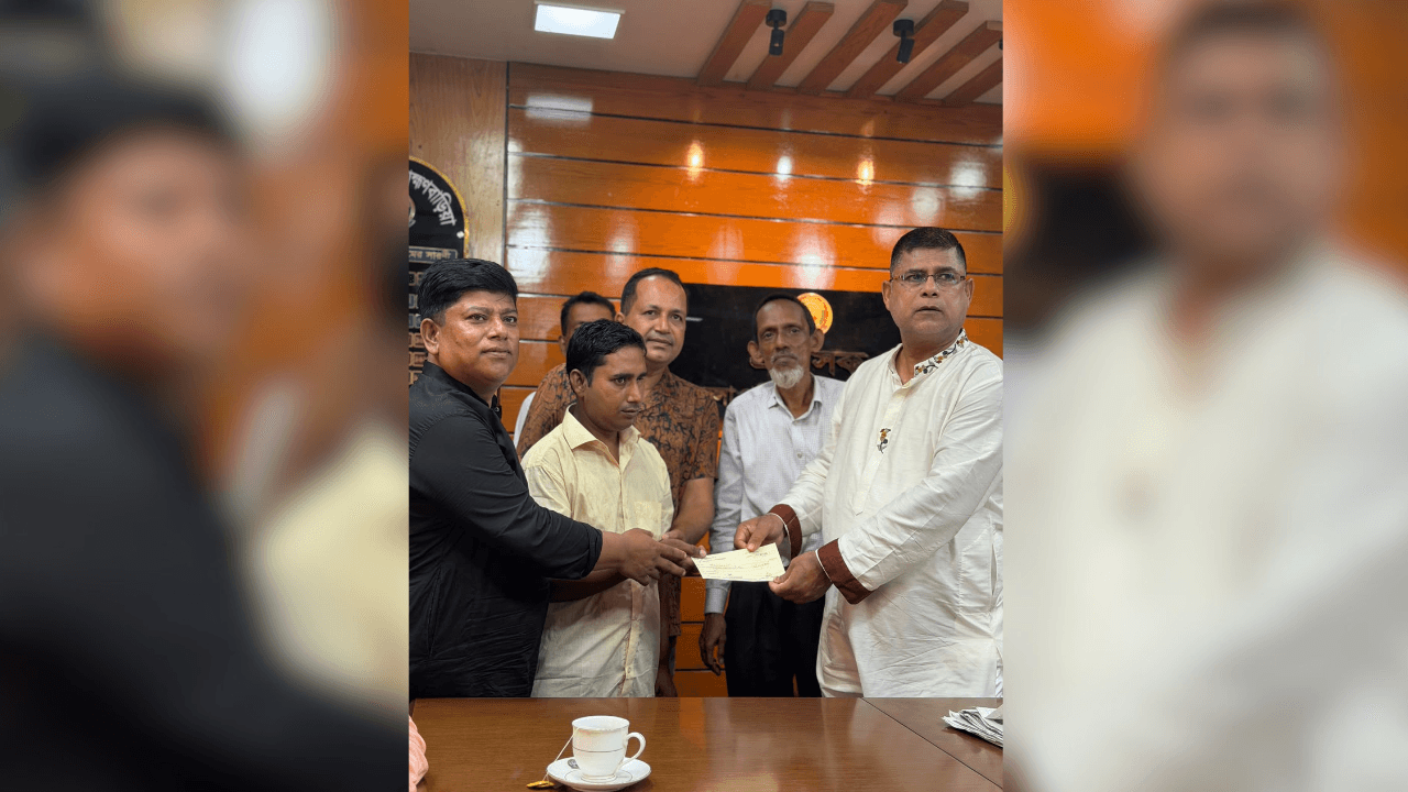 মানবিকতার অনন্য দৃষ্টান্ত: জেলা পরিষদ প্রশাসক আলহাজ্ব সিরাজুল ইসলাম সিরাজের উদ্যোগে চাকরি ফিরে পেলেন প্রতিবন্ধী পাপন