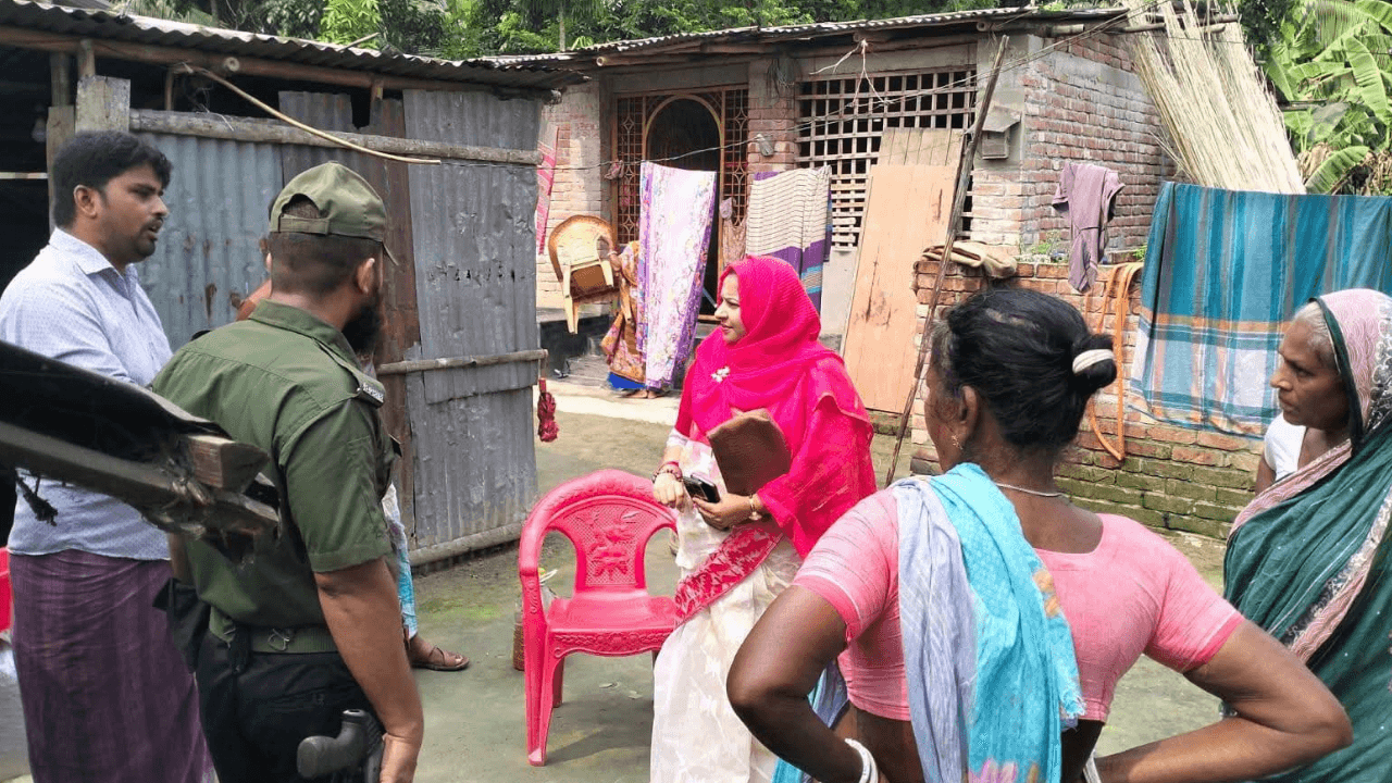বিধবা পরমিলাকে নিজের গাড়িতে বাড়ি নিয়ে গেলেন ইউএনও, মেটালেন বিরোধ