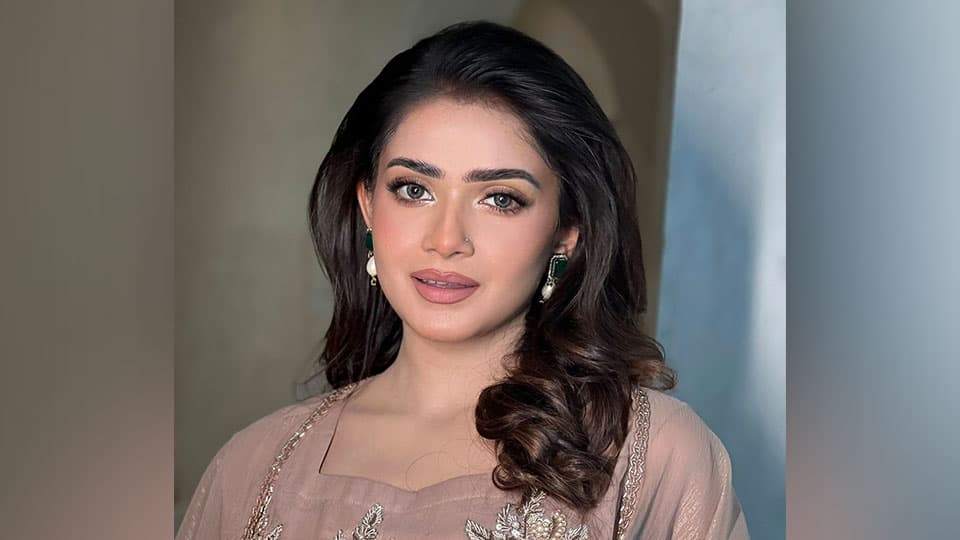 শাড়ি ‘কেলেঙ্কারি’: আত্মসমর্পণ করে জামিনের মেয়াদ বাড়ালেন তানজিন তিশা