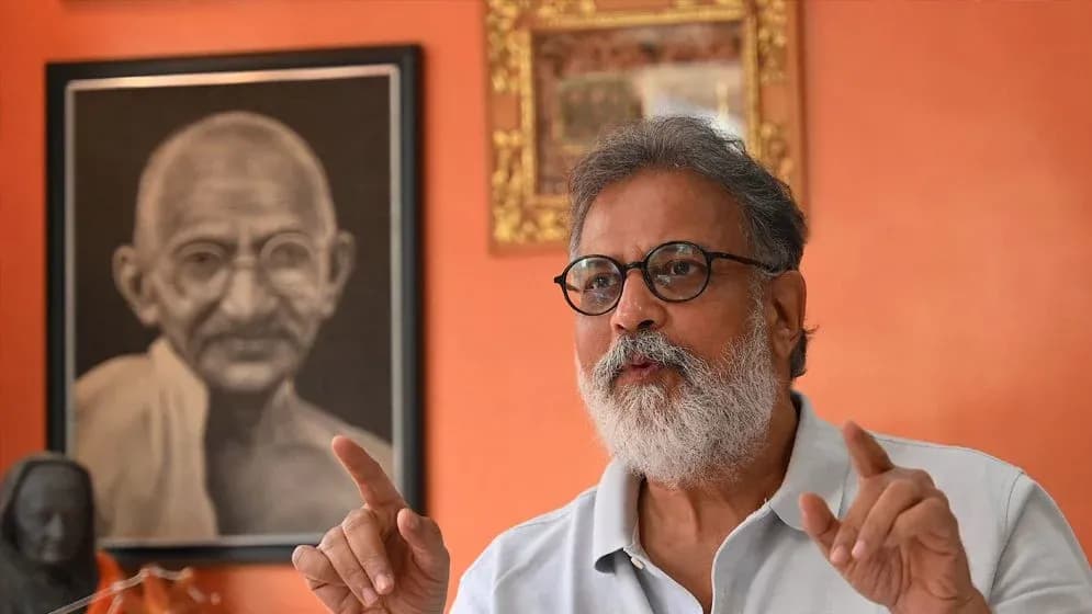 বিক্ষোভে যোগ দিতে যাওয়ার পথে তুষার গান্ধী আটক