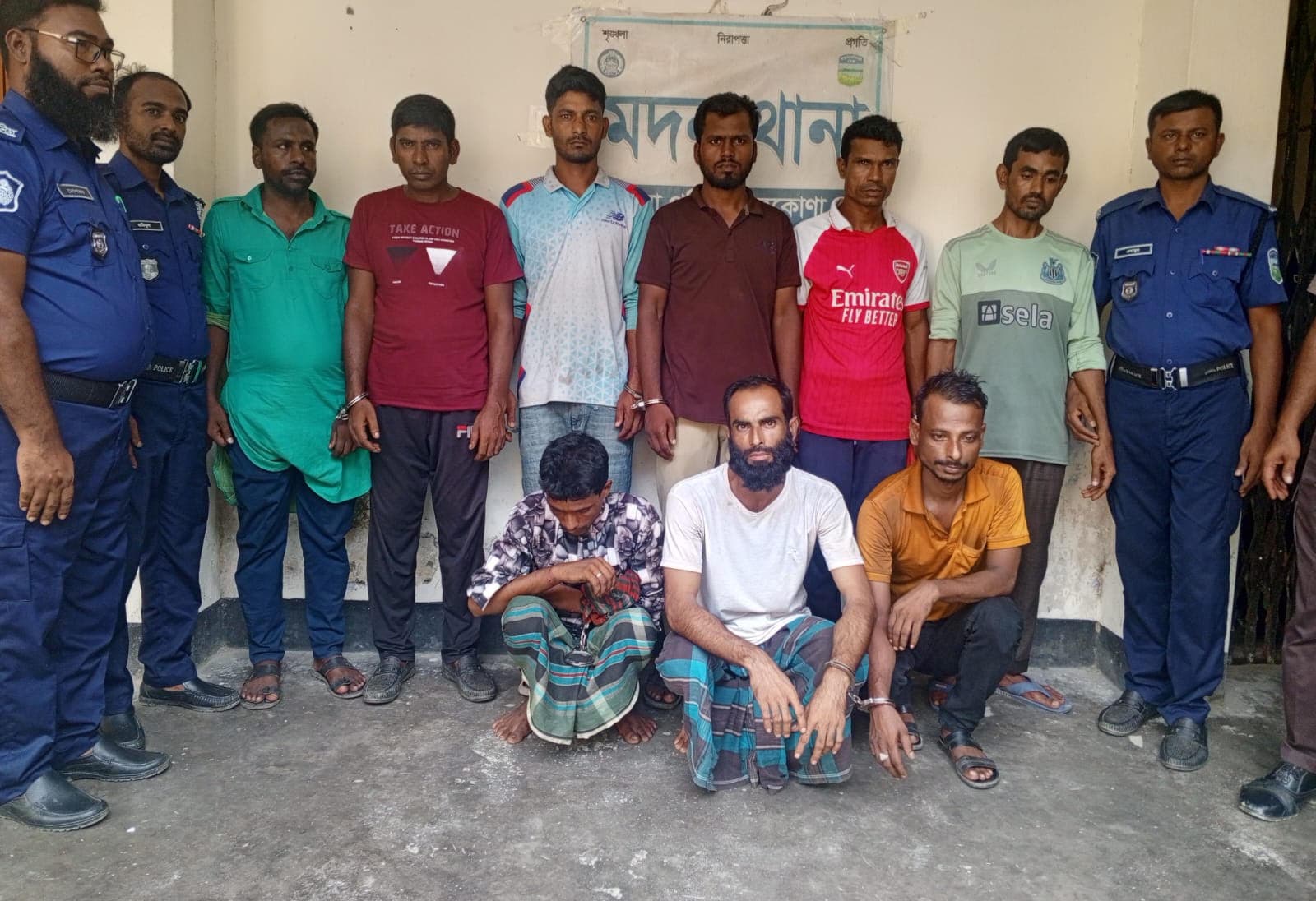 মদনে পুলিশের সাঁড়াশি অভিযান, সরকারি চাল ও ইয়াবাসহ গ্রেপ্তার ৯