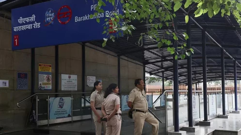 দিল্লিতে মেট্রো-ট্রেন চলাচলে বিধিনিষেধ, সুপ্রিম কোর্টের নির্দেশ অমান্যের অভিযোগে আবেদন