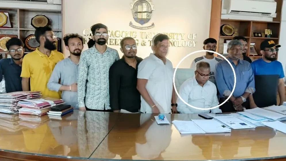 চুয়েটে তালা ভেঙে প্রশাসনিক ভবনে নতুন উপাচার্য, ক্যাম্পাসে নতুন পরিস্থিতি