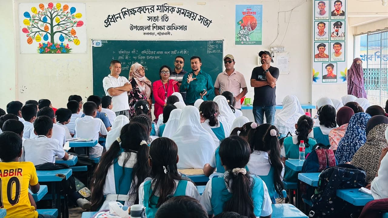 কলাপাড়ায় বিনামূল্যে চক্ষু ক্যাম্পের লিফলেট বিতরণ