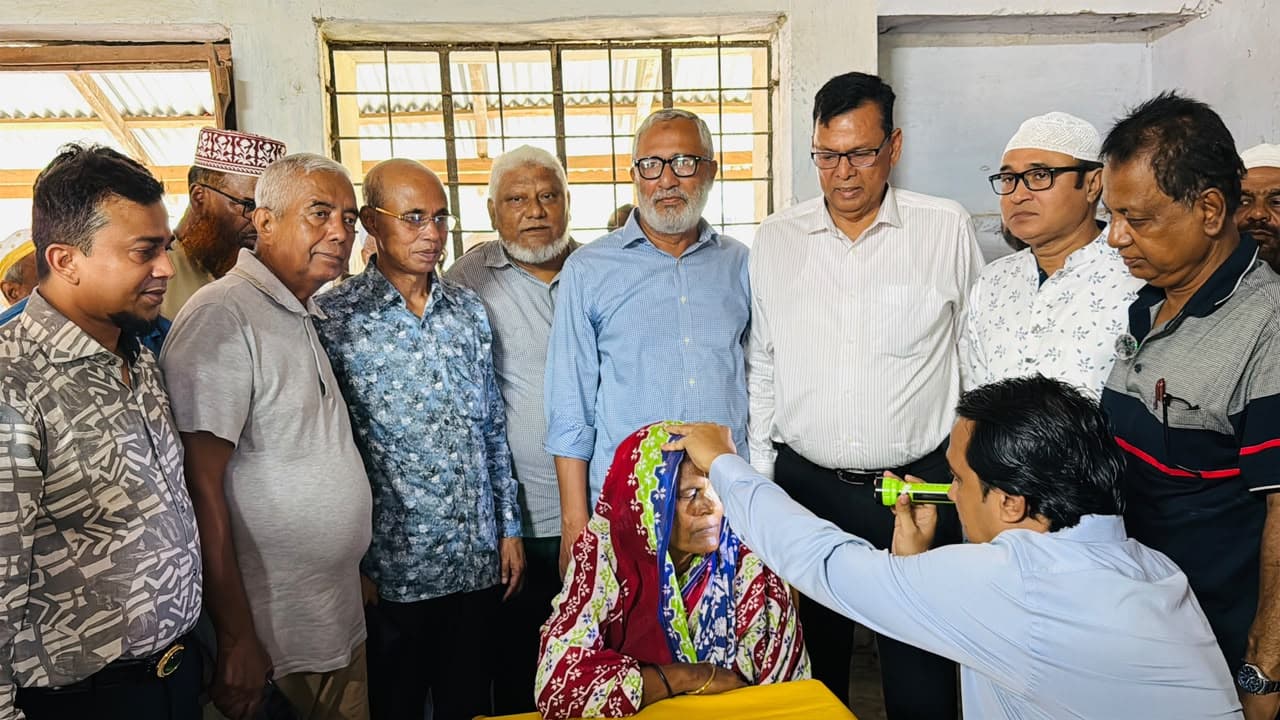চোখের চিকিৎসায় কলাপাড়ায় মানবিক উদ্যোগ, সেবা নিলেন কয়েকশো মানুষ