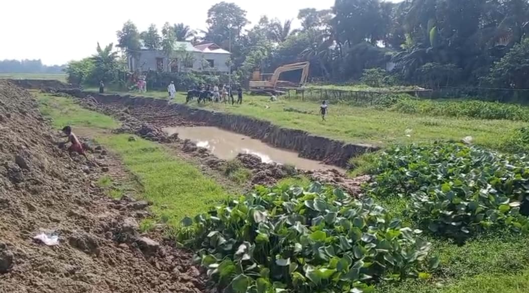 বাজিতপুরে জমি নিয়ে বিরোধ, ৪৯ শতাংশ জমিতে মাটি কাটার অভিযোগ