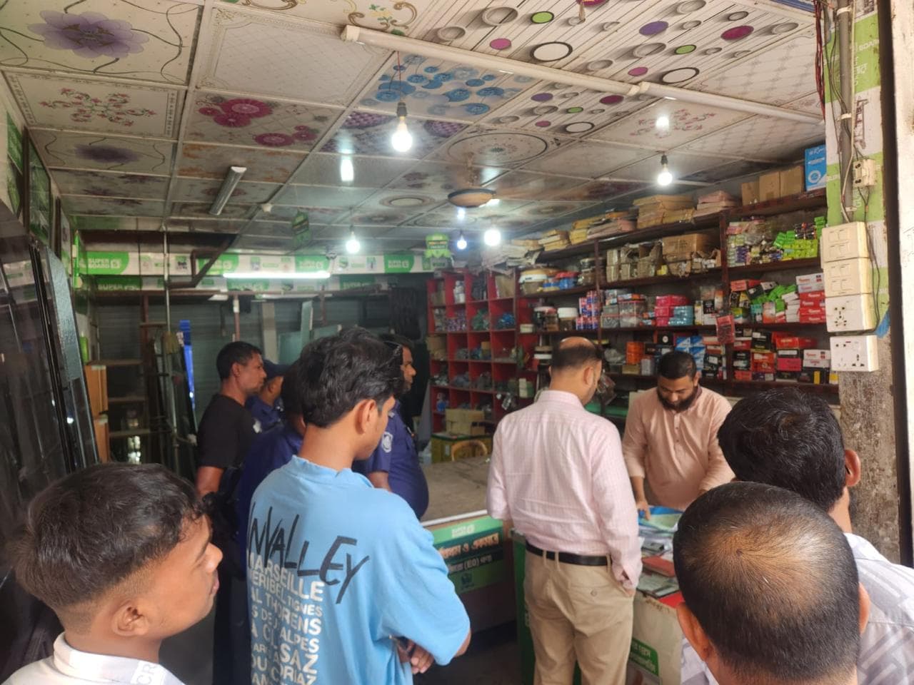 দেবীগঞ্জে সুপার বোর্ডের নকল স্টিকার লাগিয়ে জালিয়াতি: ডিলার আনোয়ার হোসেনকে জরিমানা করল ভ্রাম্যমাণ আদালত