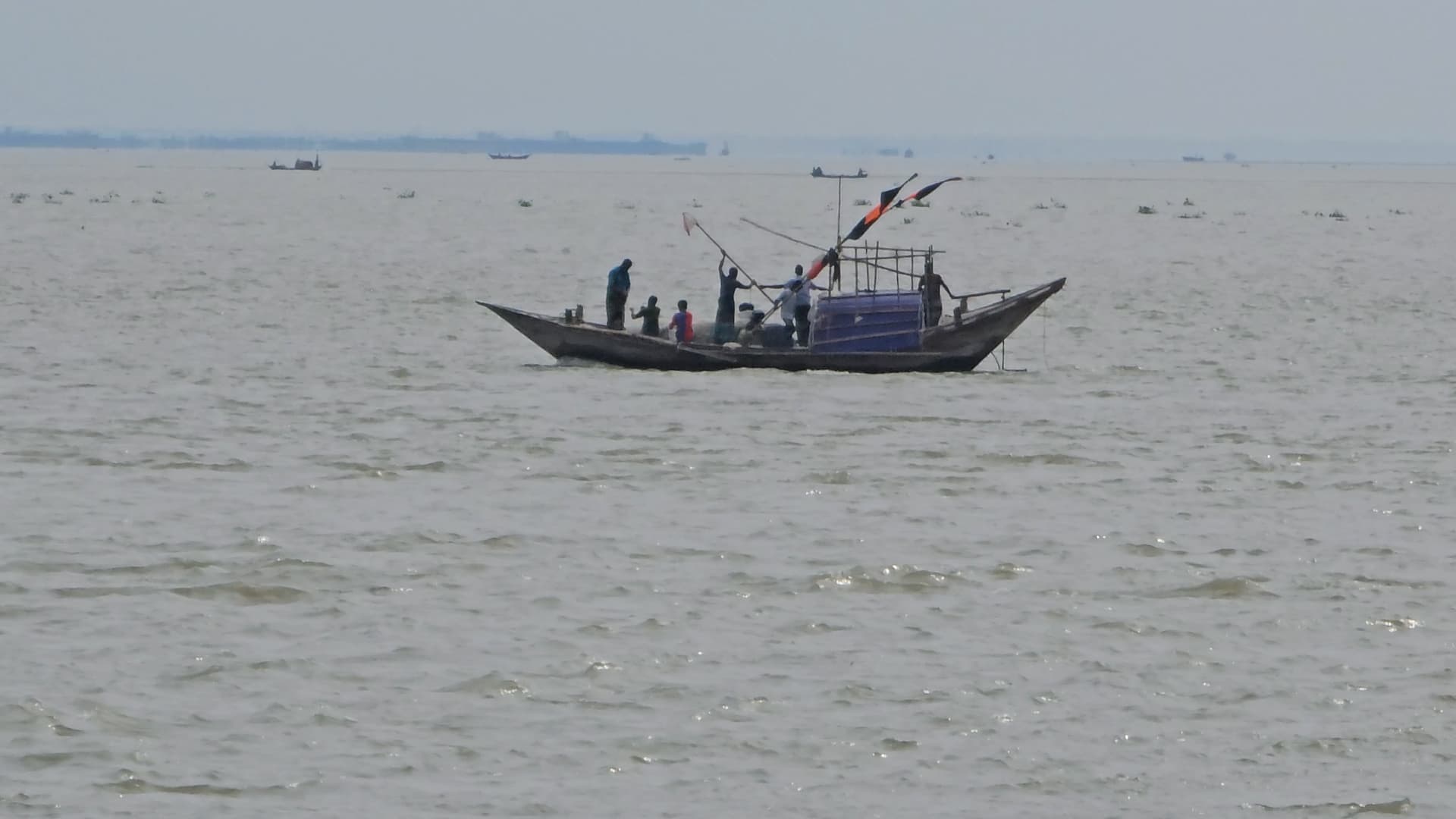 নিষেধাজ্ঞার মধ্যেই ভোলার নদীতে ইলিশ শিকার, প্রশ্ন অভিযান নিয়ে