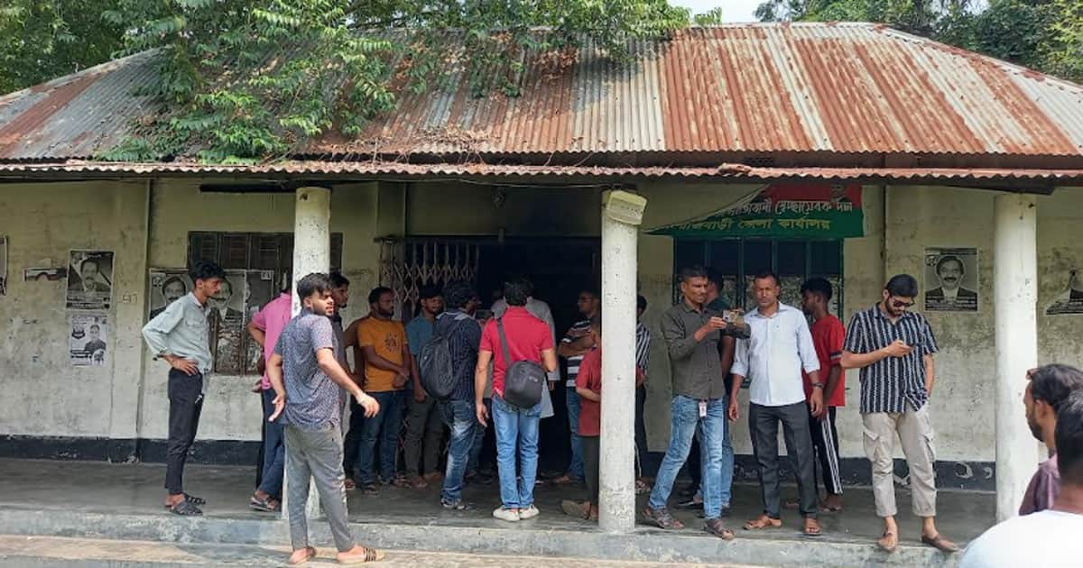 গভীর রাতে রাজবাড়ী জেলা বিএনপির কার্যালয়ে আগুন দিয়েছে দুর্বৃত্তরা