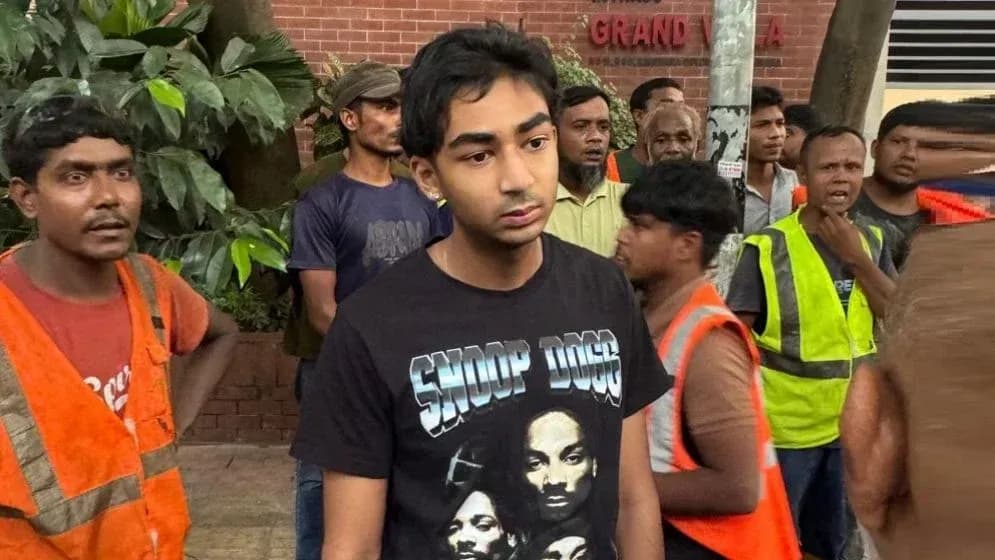গাড়ি চালাচ্ছিলেন কিশোর আজান আলী শরীফ।