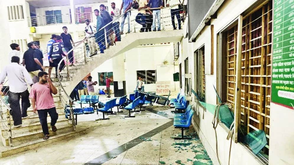 রাবি শিক্ষার্থীকে মারধরের প্রতিবাদে রেলস্টেশনে রাতভর ভাঙচুর, আম্মারের নেতৃত্বের অভিযোগ