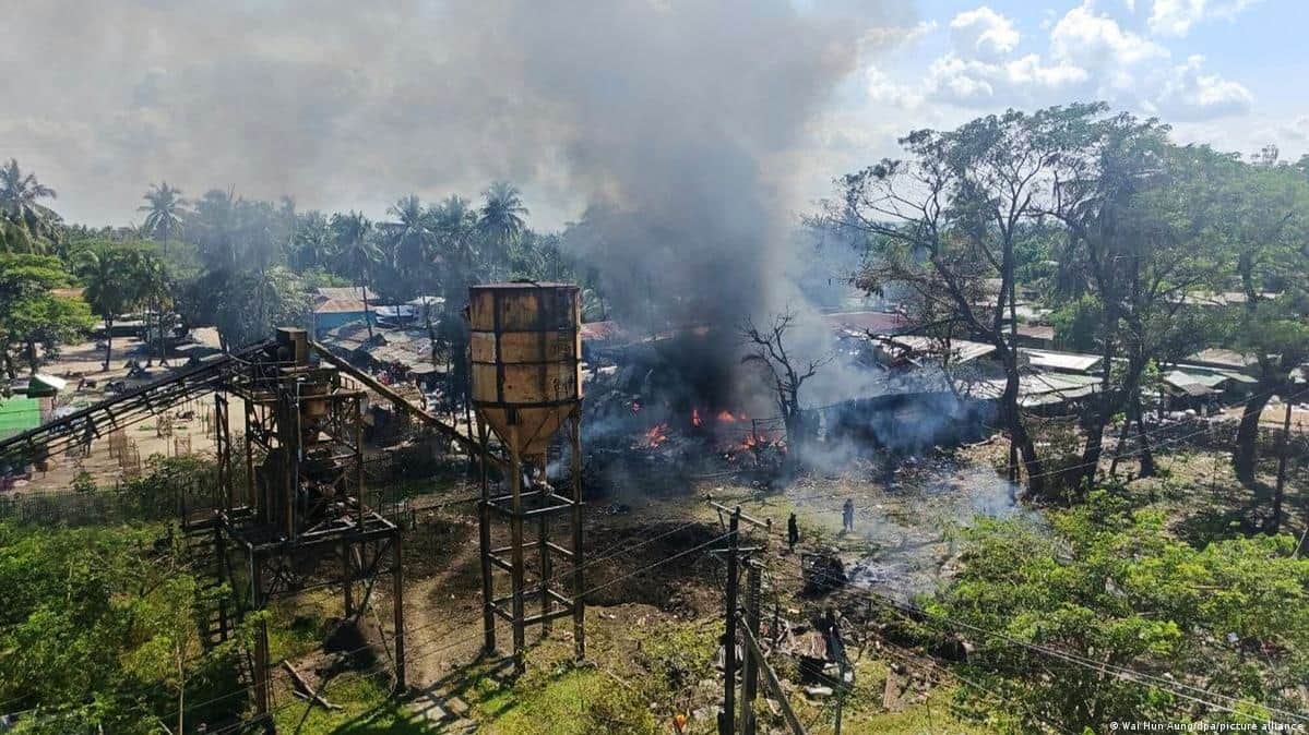 বাংলাদেশ সীমান্তে মিয়ানমার জান্তার বিমান হামলা, নিহত ৫০