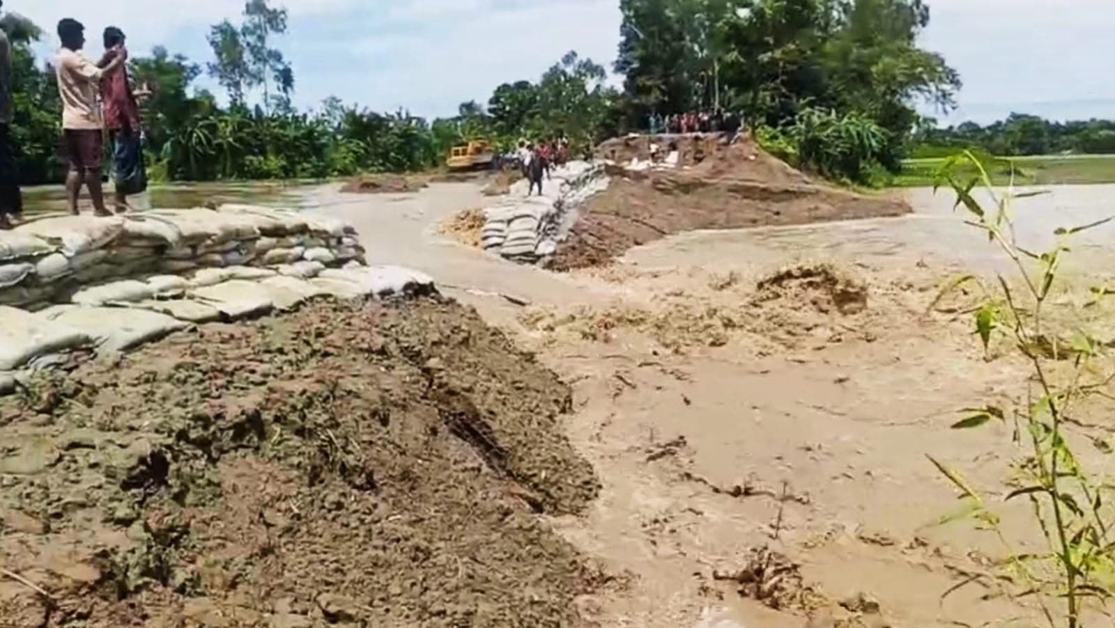 খোয়াই নদীর বাঁধ ফের ভেঙে কালিগঞ্জে প্লাবন, ৮৮ লাখ টাকা বরাদ্দের পরও ধীরগতিতে সংস্কার