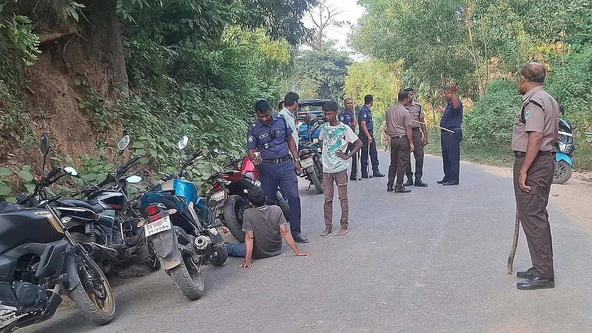 কক্সবাজারে মুখোশধারী ডাকাতদের তাণ্ডব, অস্ত্রের মুখে ৫০-৬০ যানবাহনে লুট