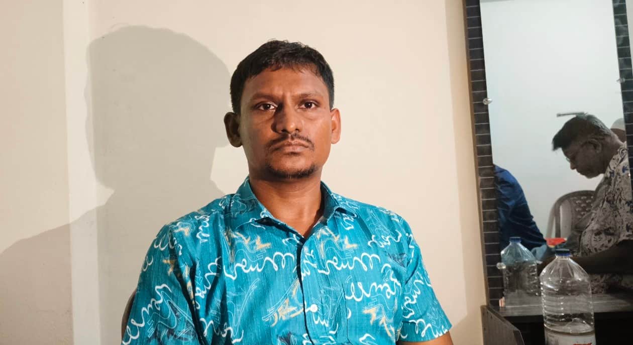 কুয়াকাটায় হোটেলের লাইসেন্স নবায়নের নামে ঘুষ গ্রহনের সময় হাতেনাতে আটক শ্রম পরিদর্শক।