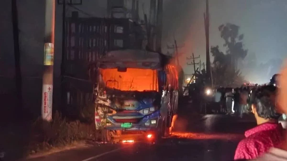 চট্টগ্রামে বাবা-মেয়ের মৃত্যুর জেরে পুলিশের গাড়িতে হামলা ও বাসে আগুন