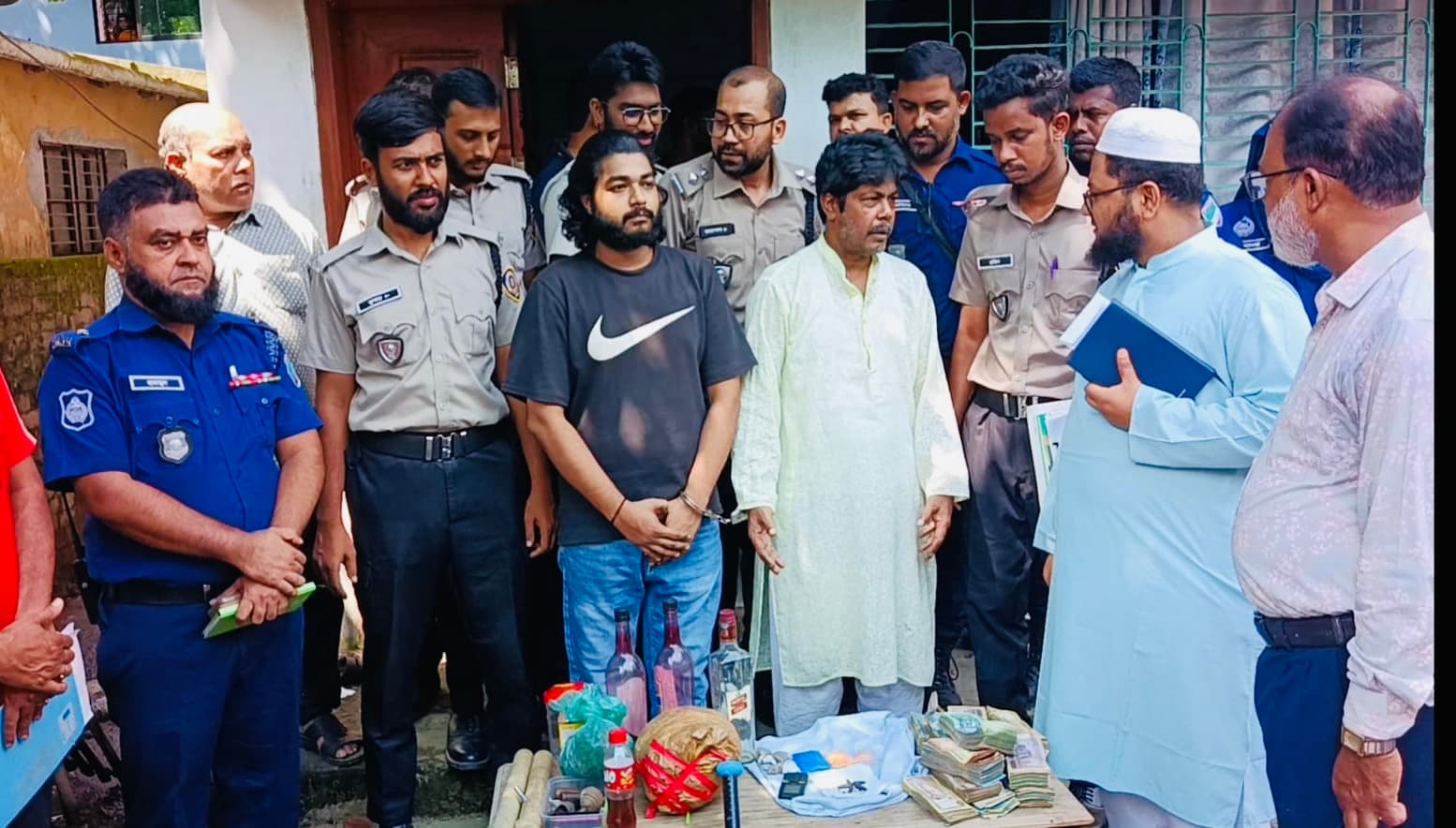 মেহেরপুরে ইয়াবা-গাঁজা, গুলি ও নগদ টাকাসহ পিতা-পুত্র গ্রেপ্তার