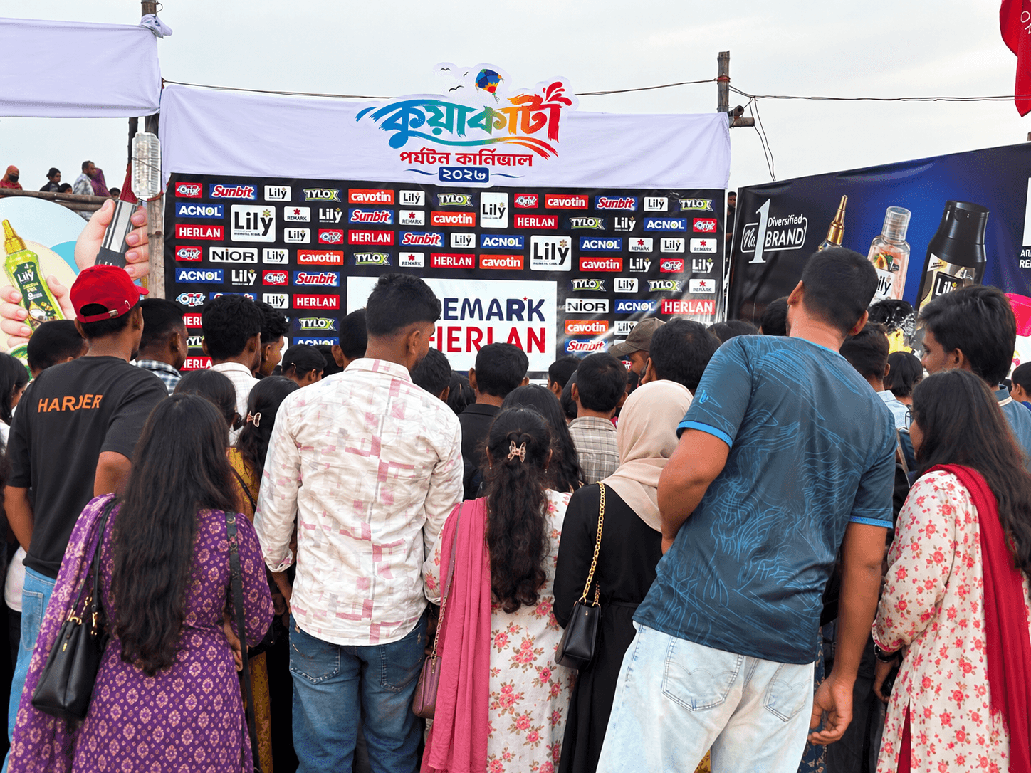 পণ্য জেতার আনন্দে কুয়াকাটা কার্নিভালে লিলি ও নিওরের স্টলে দর্শনার্থীদের ঢল