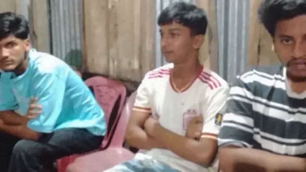 নবীনবরণে ‘জয় বাংলা’ স্লোগান, চার শিক্ষার্থীকে তুলে নিয়ে নির্যাতনের অভিযোগ