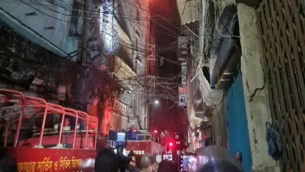 চকবাজারে গোডাউনের আগুন নিয়ন্ত্রণে, ধোঁয়ায় অসুস্থ দুই ফায়ার ফাইটার