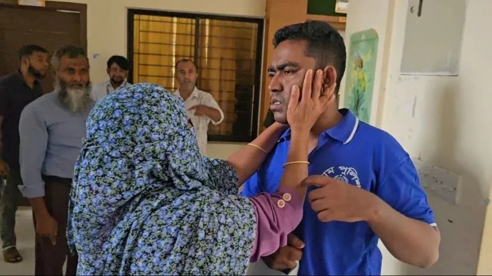 নুন-পান্তা খেয়েও ছেলের সঙ্গে থাকতে চান মা, ছেলে বললেন ‘পারব না’