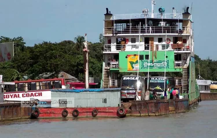 নাব্য সংকটে দৌলতদিয়ার ৭ নম্বর ফেরিঘাট বন্ধ, দুর্ভোগে যাত্রী-চালক