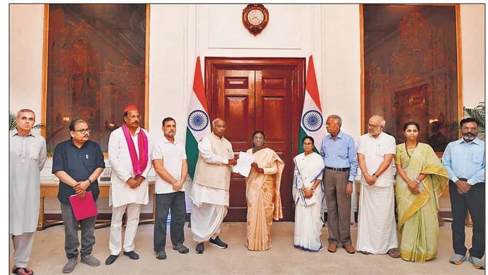 ভারতে বিক্ষোভ ঘিরে উত্তেজনা, বিমানবন্দর থেকে আটক তিন নেতা