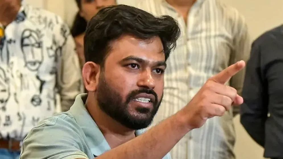 মাত্র ছয় শব্দের পোস্ট থেকে ভারতের আলোচিত মুখ, কে এই অভিজিৎ দীপকে?