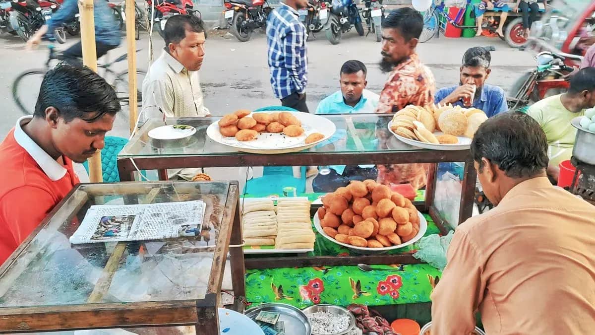 ফুটপাতের পিঠা-ঝালমুড়ি-পেঁয়াজু দোকানেরও লাগবে লাইসেন্স