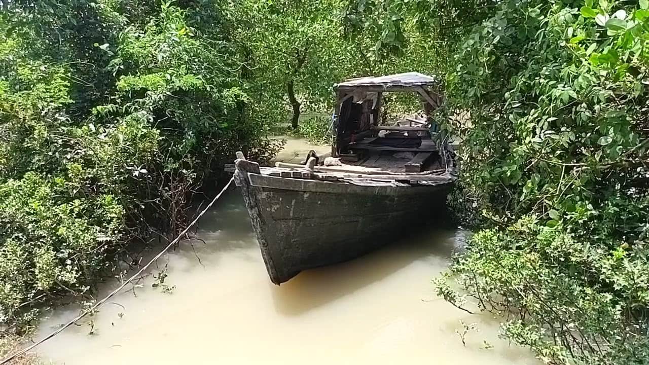 খেয়াঘাট আছে, যাতায়াতের পথ নেই, দুর্ভোগে কয়েক গ্রামের মানুষ