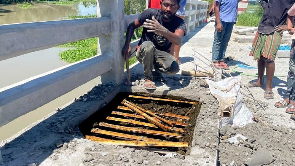 ১০ কোটি টাকার ব্রিজে রডের বদলে বাঁশ, নির্মাণকাজে অনিয়মের অভিযোগ