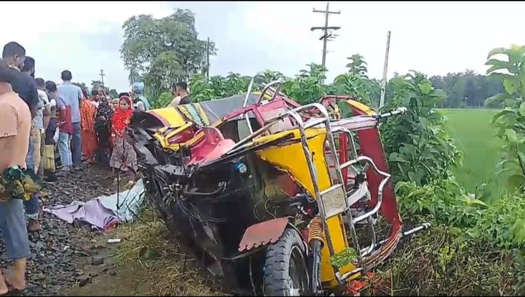 যশোরে ট্রেনের ধাক্কায় ইজিবাইক দুমড়েমুচড়ে, নিহত ২