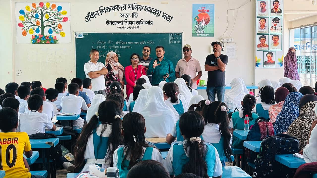 কলাপাড়ায় বিনামূল্যে চক্ষু ক্যাম্পের লিফলেট বিতরণ
