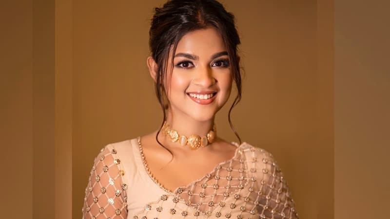 অশিক্ষিত, চাঁদাবাজ দিয়ে দেশটা ভরে গেছে: সাদিয়া আয়মান