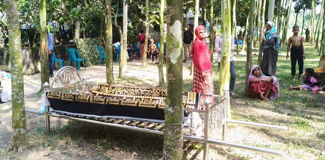 সম্পত্তির ভাগ নিয়ে ভাই-বোনের বিরোধ, আটকে আছে বাবার দাফন